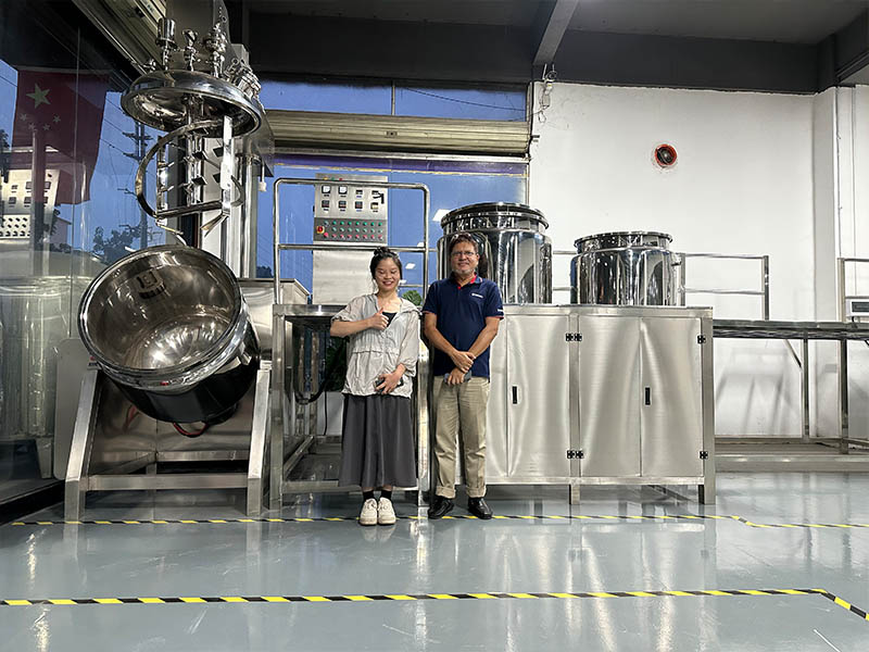 Международные клиенты посещают котлы для эмульгирования