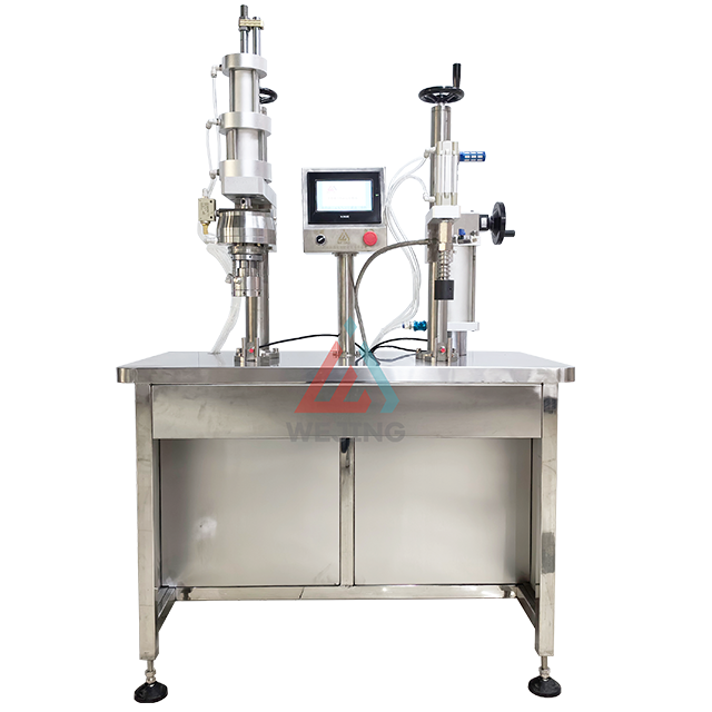 Полуавтоматическая машина для наполнения и укупорки бутылок.