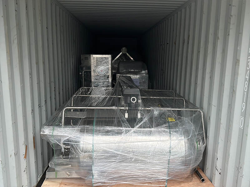 Погрузка и отправка контейнера для очистки воды