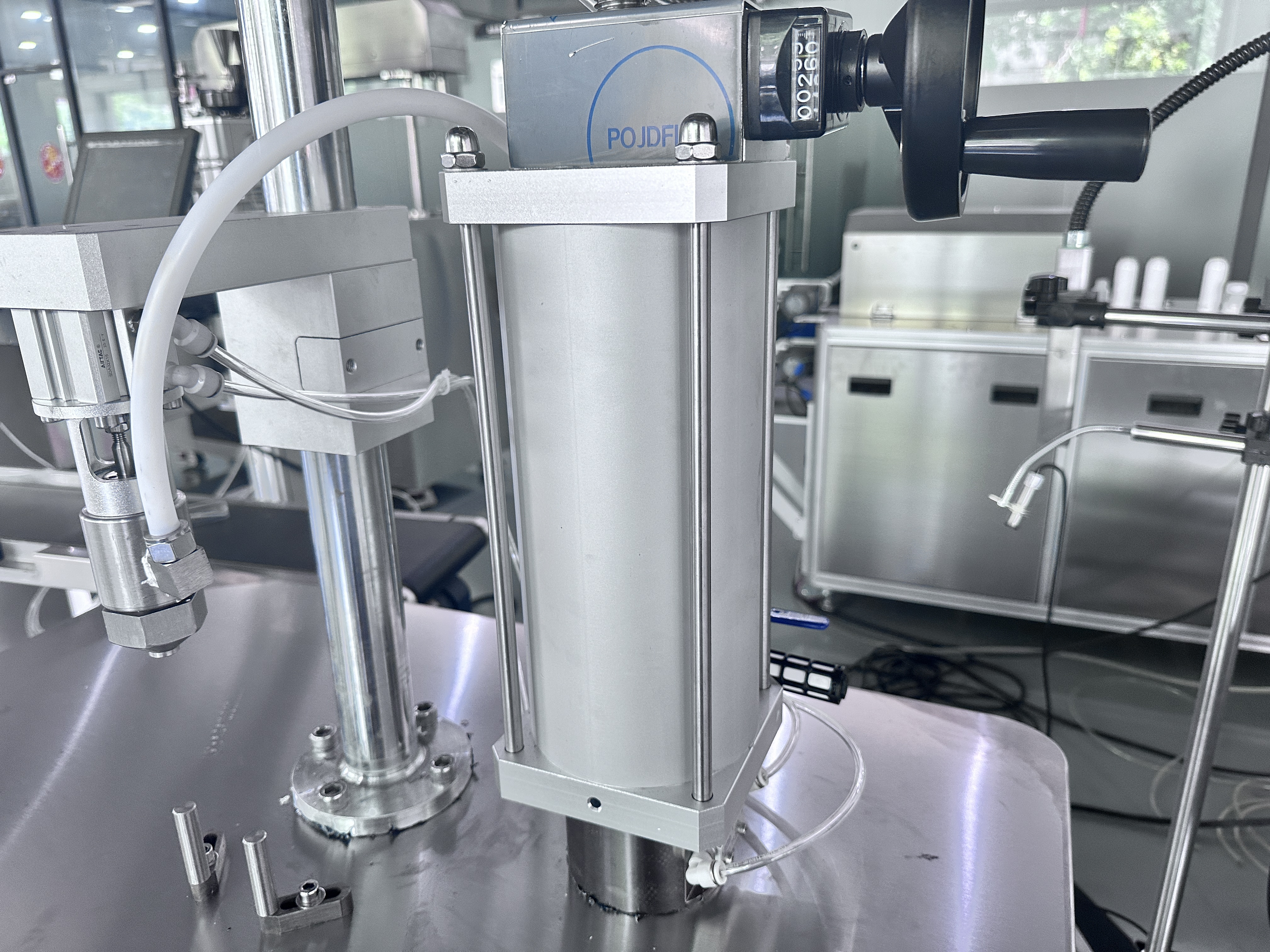 Полуавтоматическая машина для наполнения спреев для тела с освежителем воздуха и аэрозольным дезодорантом на продажу