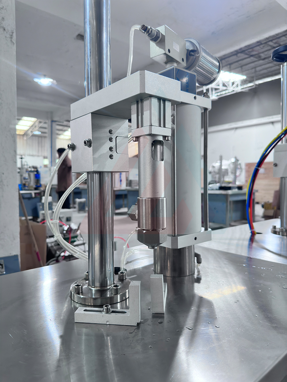 Полуавтоматическая аэрозольная наполнение и обжим