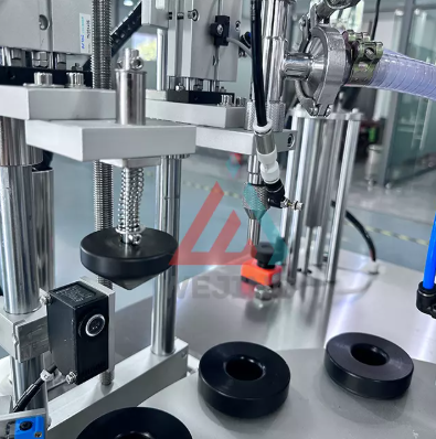 Машина для наполнения и запечатывания туб