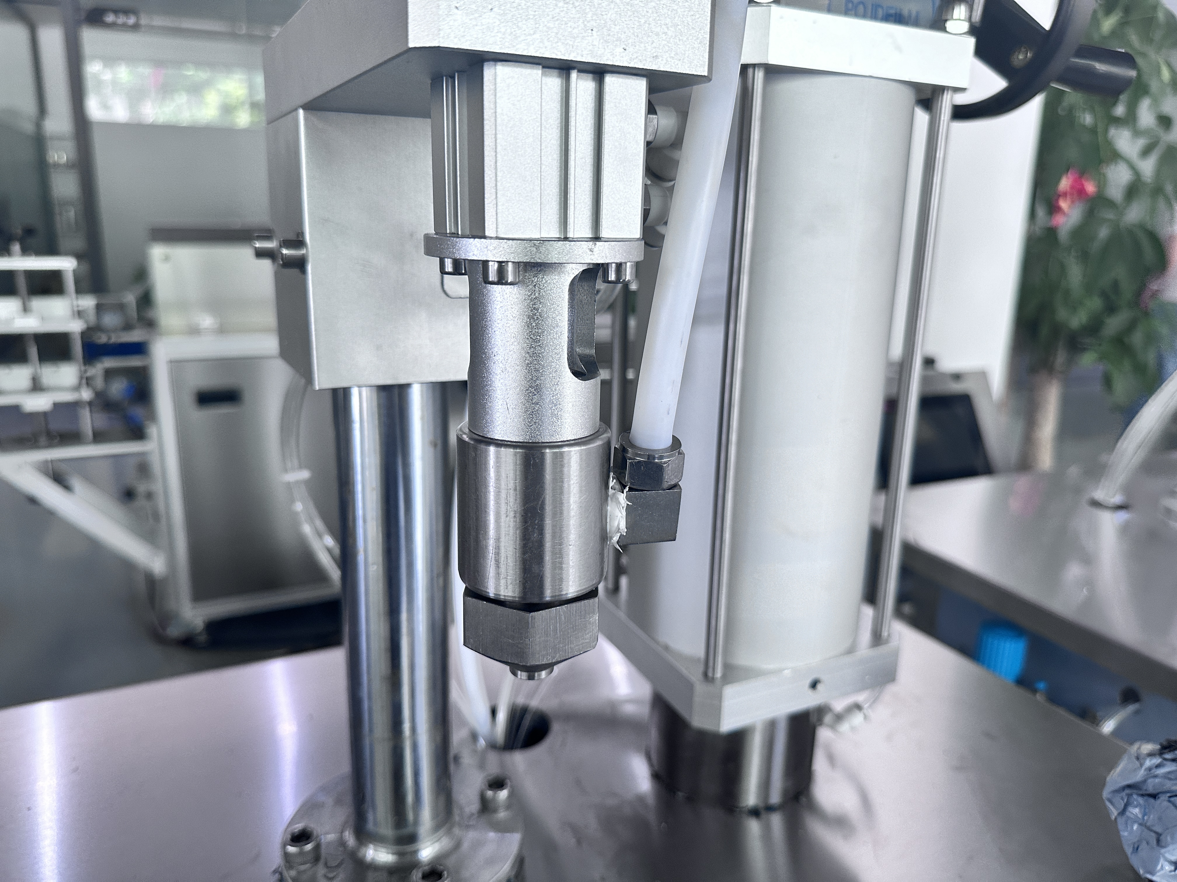 Полуавтоматическая машина для наполнения спреев для тела с освежителем воздуха и аэрозольным дезодорантом на продажу